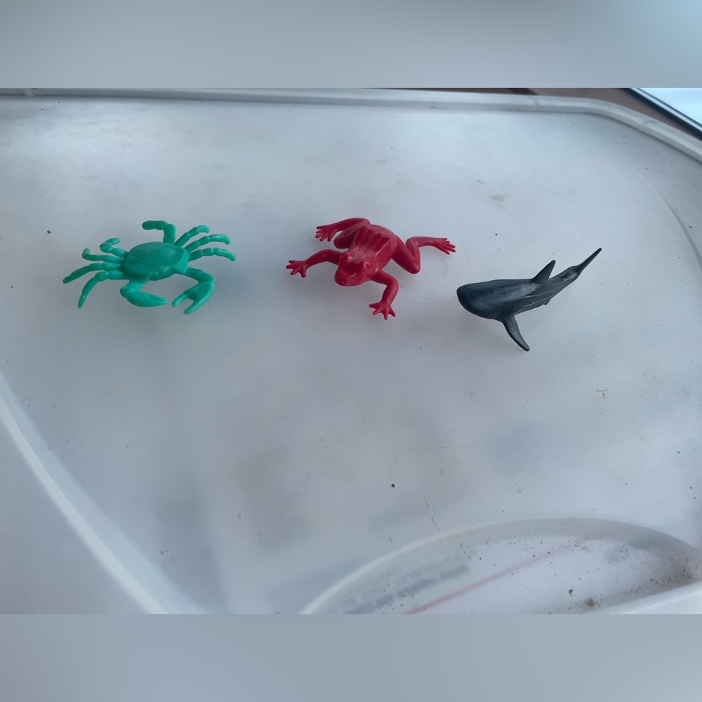 Small plastic animal toy figurines